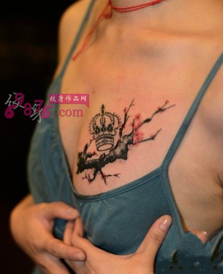 梅花皇冠胸部纹身图片