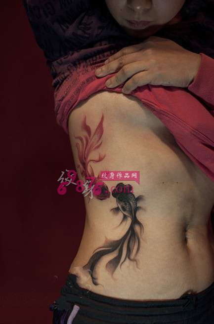 红黑情侣小金鱼侧腰纹身图片