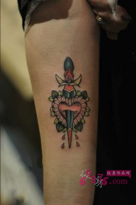 爱心匕首手臂纹身图片