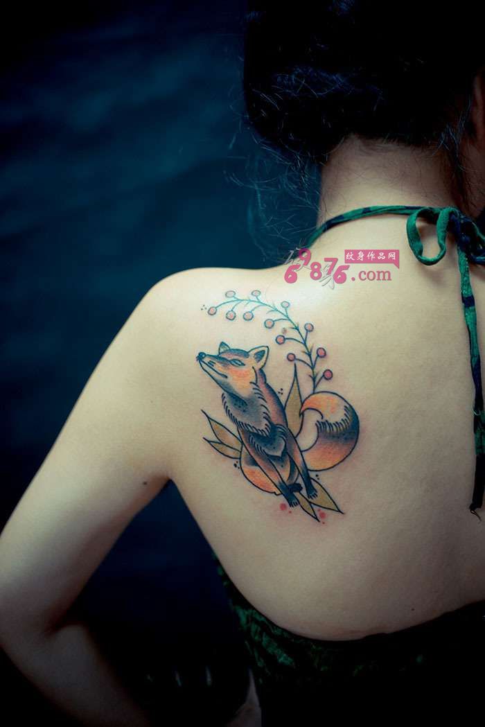 性感美女香肩狐狸纹身图片