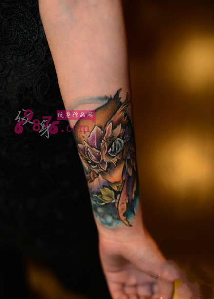 彩色猫头鹰手腕时尚纹身图片