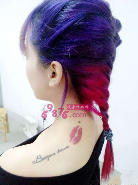 美女香肩红唇英文纹身图片