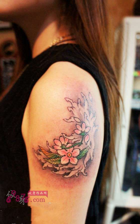 传统樱花浪手臂纹身图片