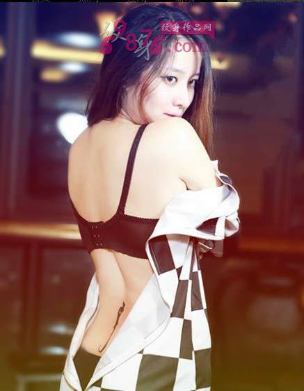 美女后腰猫咪纹身图片