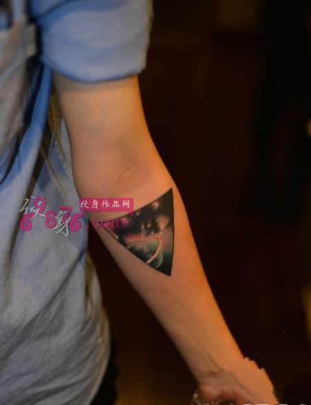 创意星空三角形手臂纹身图片