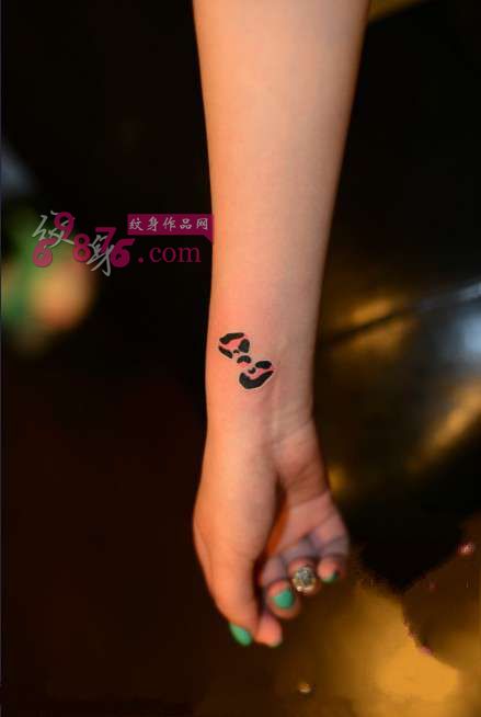 粉色小清新蝴蝶结手腕纹身图片