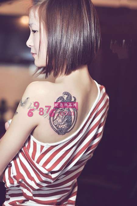 可爱美女相框马儿纹身图片