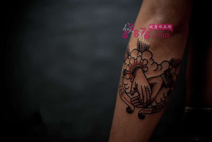 夫妻幸福牵手个性纹身图片
