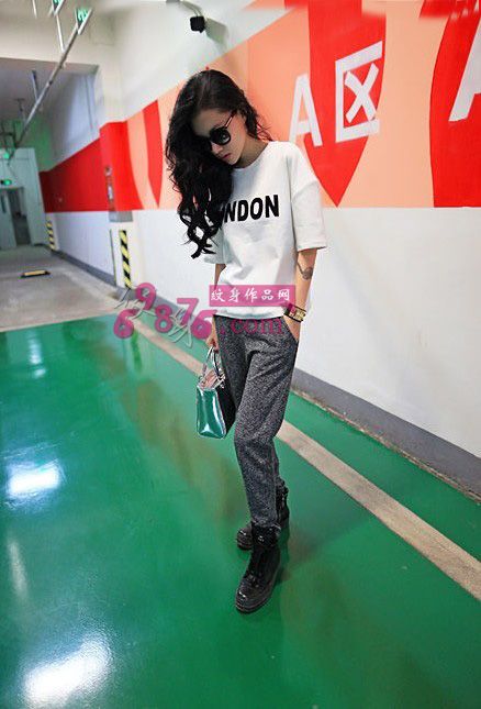 时尚达人骷髅项链手臂纹身图片