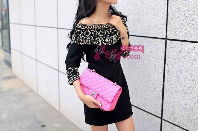 街拍美女个性手腕纹身图片