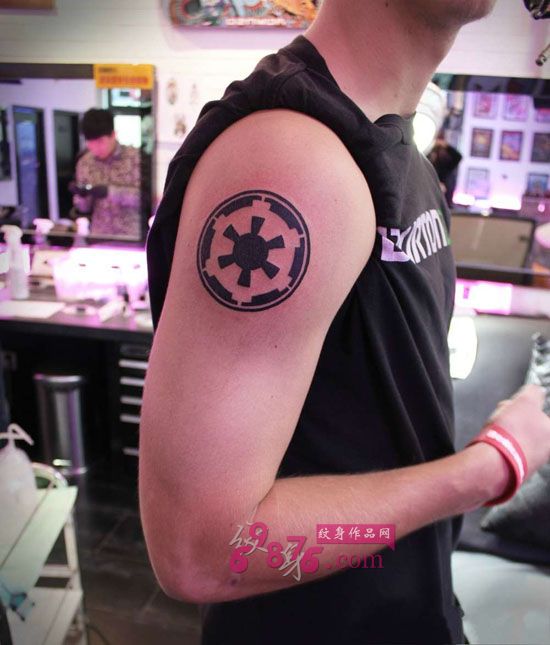 男生手臂创意印章纹身图片