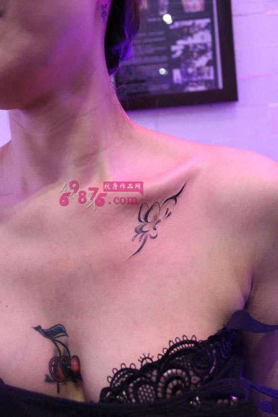 锁骨清新小蝴蝶纹身过程图片