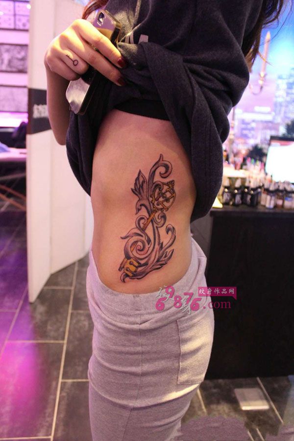 性感侧腰钥匙创意纹身图片
