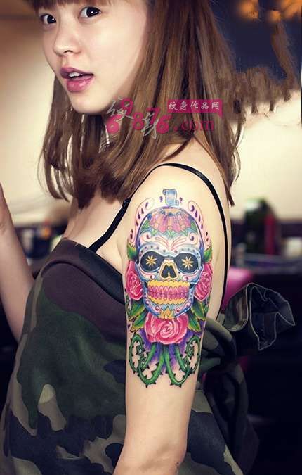 可爱小美女骷髅花手臂纹身图片