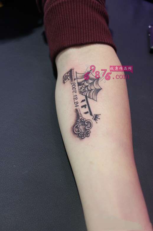 创意字母钥匙小臂纹身图片