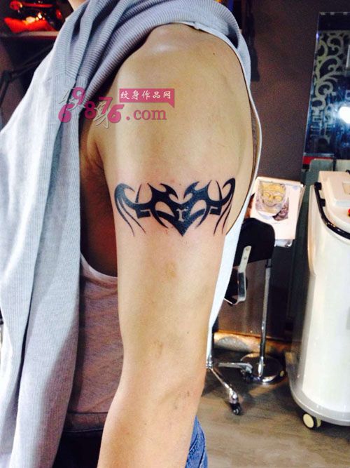 男生臂环图腾创意纹身图片