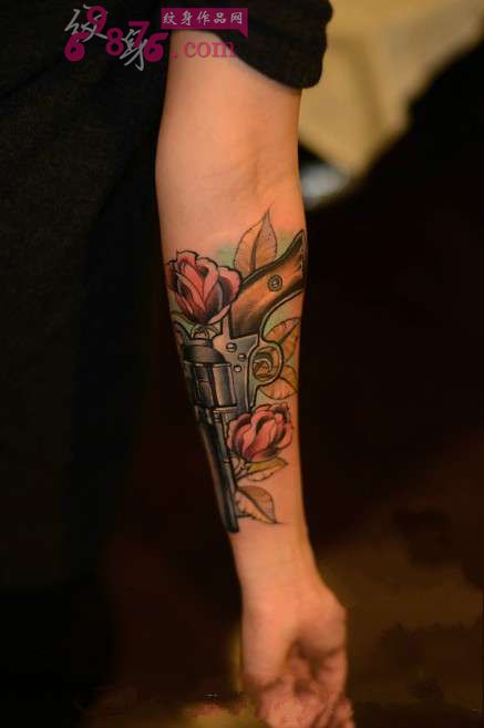 个性小臂左轮手枪纹身图片