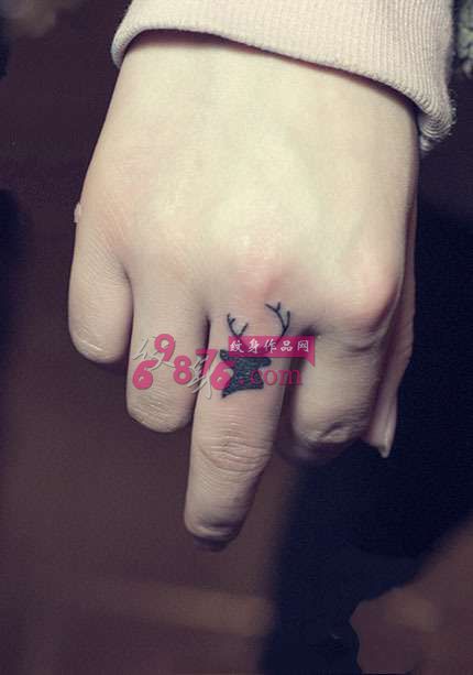 可爱鹿手指纹身图片