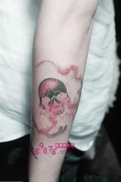 梦幻粉色骷髅手臂纹身图片
