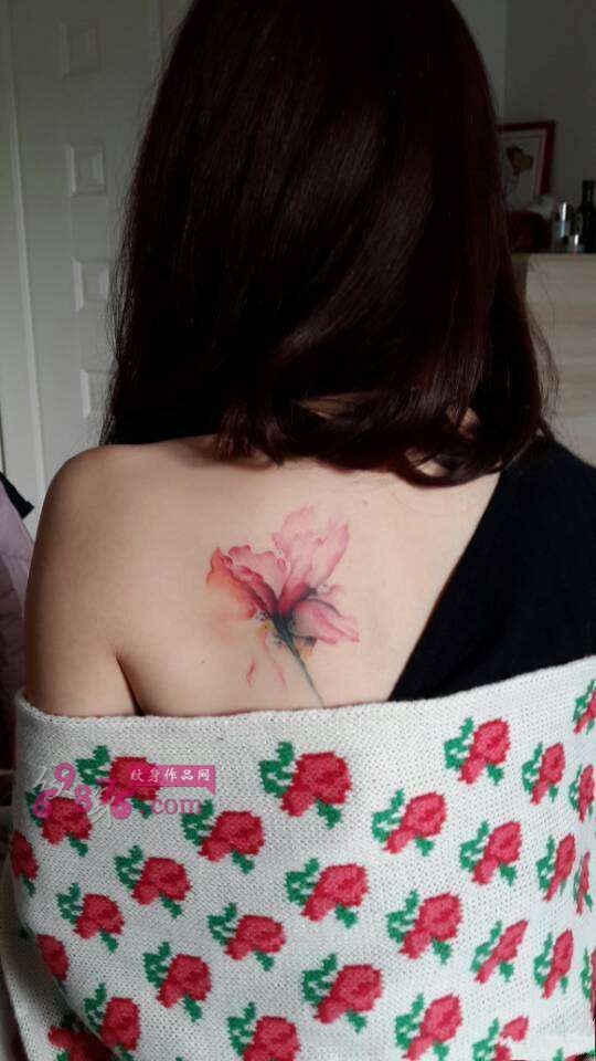 美女香肩花朵时尚纹身图片