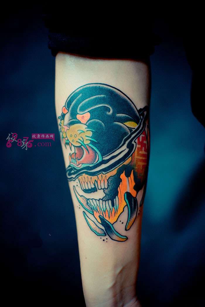 个性彩色黑豹子头手臂纹身图片