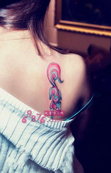 美女香肩彩色狐狸纹身图片