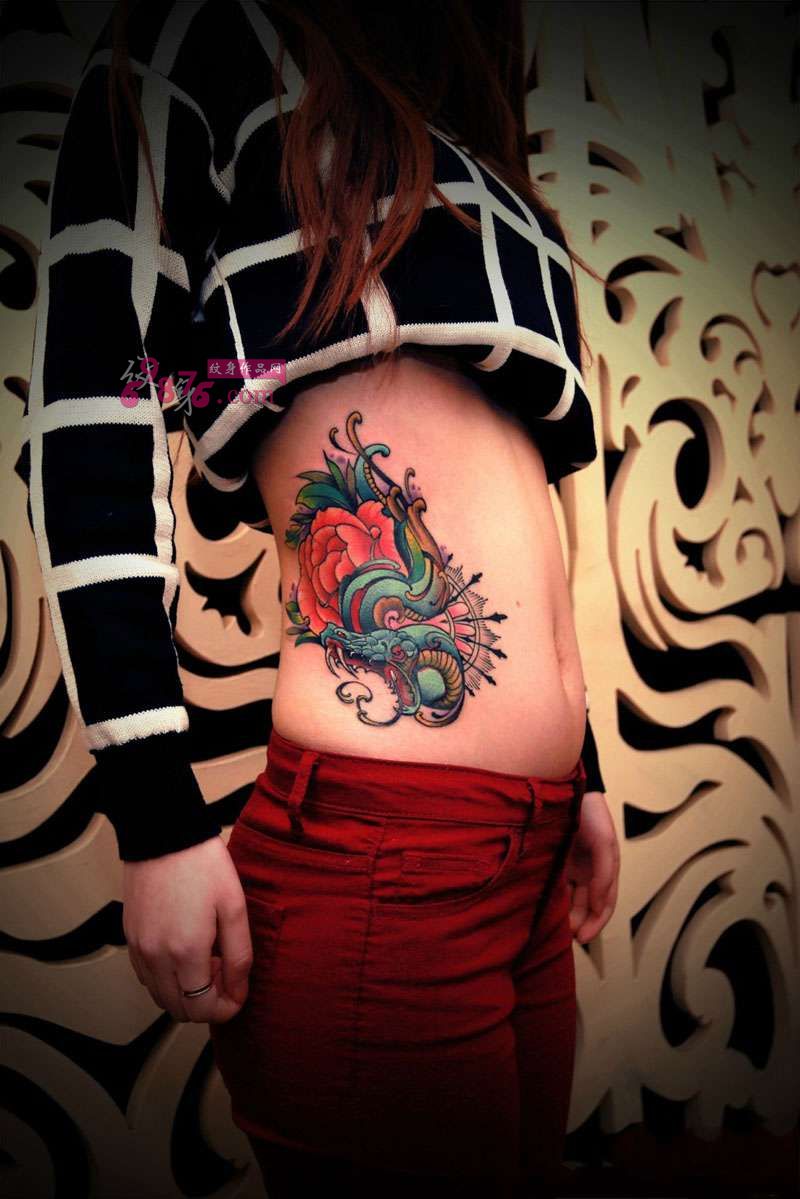 彩色霸气蛇侧腰纹身图片