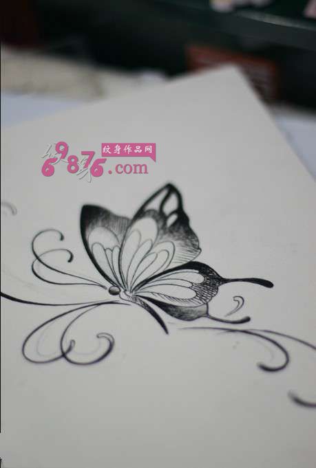 美女香肩小蝴蝶纹身图片