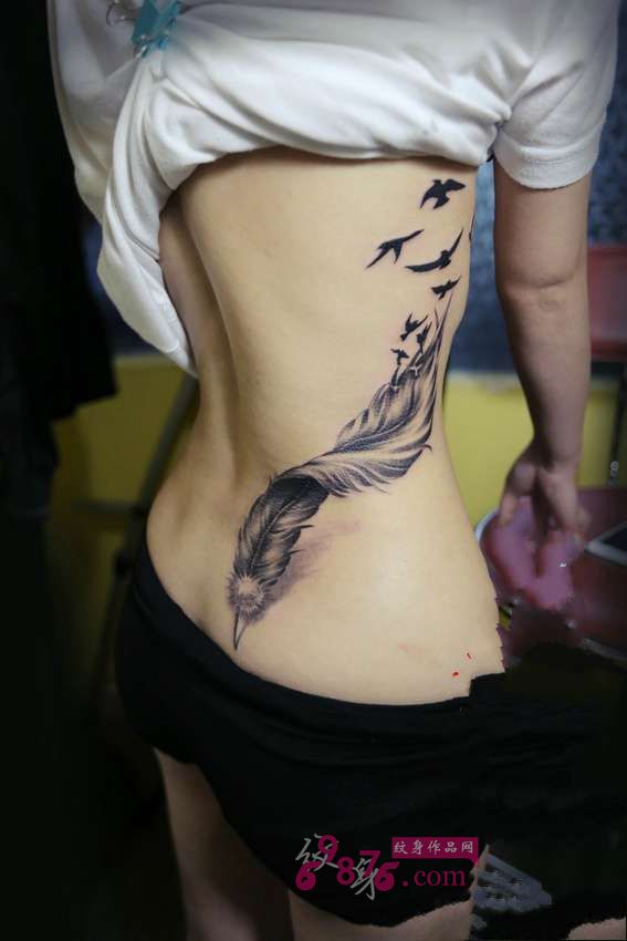 纤腰羽毛鸟个性纹身图片