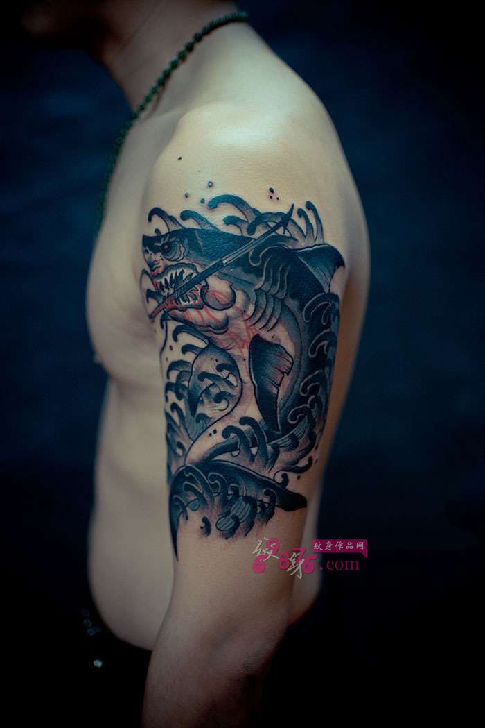 男生手臂搏斗的鲨鱼纹身图片