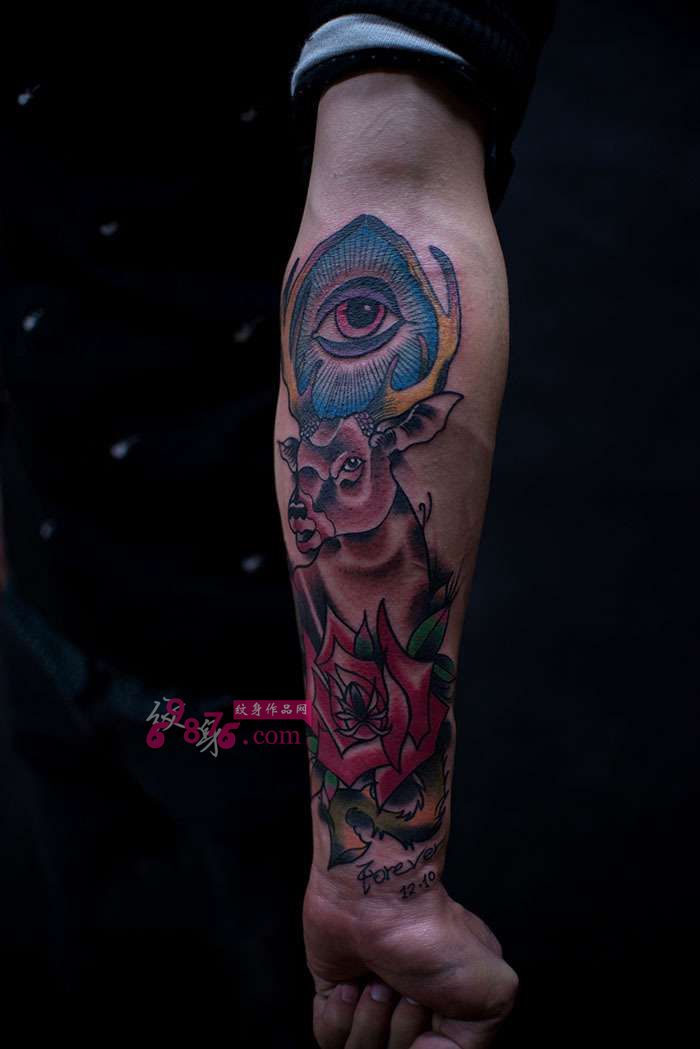 创意上帝之眼与鹿花小臂纹身图片