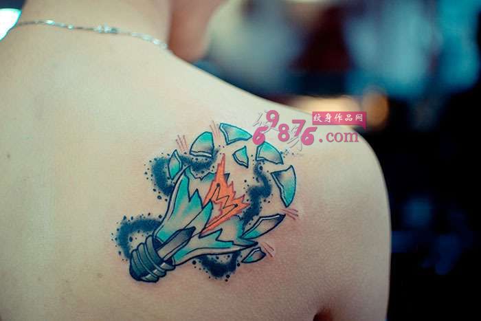 破碎的灯泡香肩纹身图片