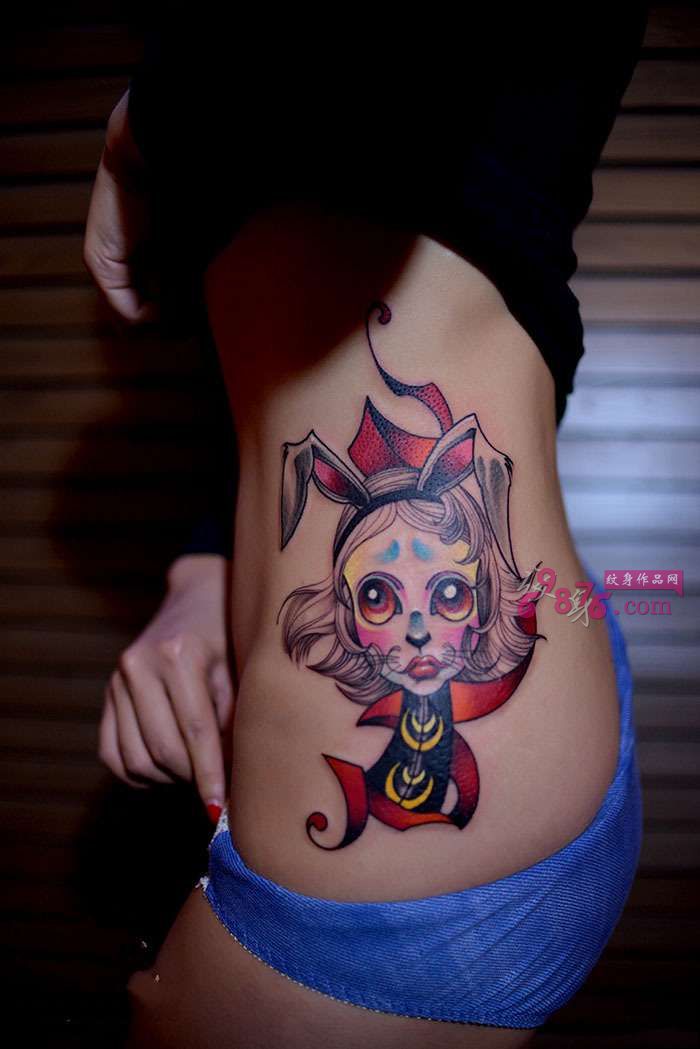 性感侧腰可爱兔女郎纹身图片