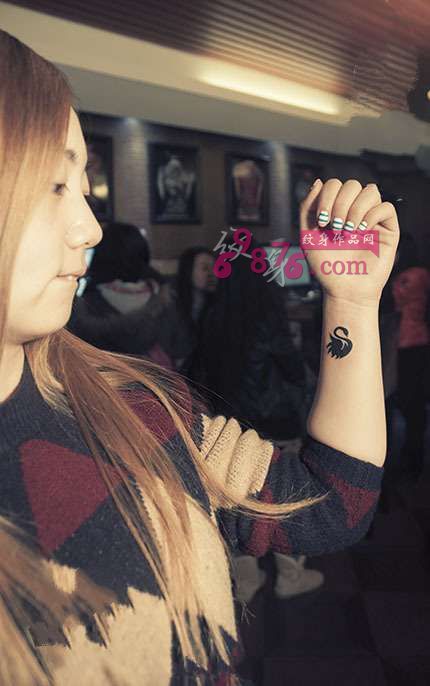 小美女手腕小清新天鹅纹身图片