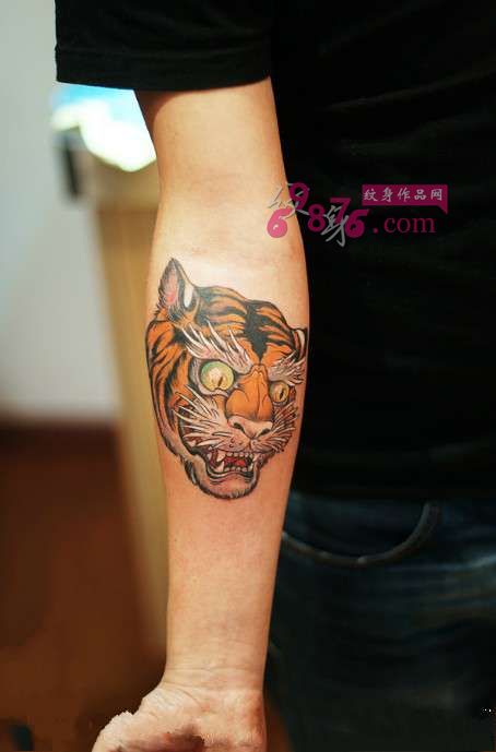 可爱老虎头像手臂纹身图片