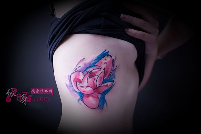 创意水墨莲花侧胸纹身图片