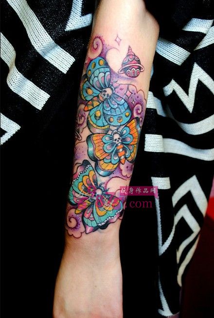 花小臂蝴蝶个性纹身图片