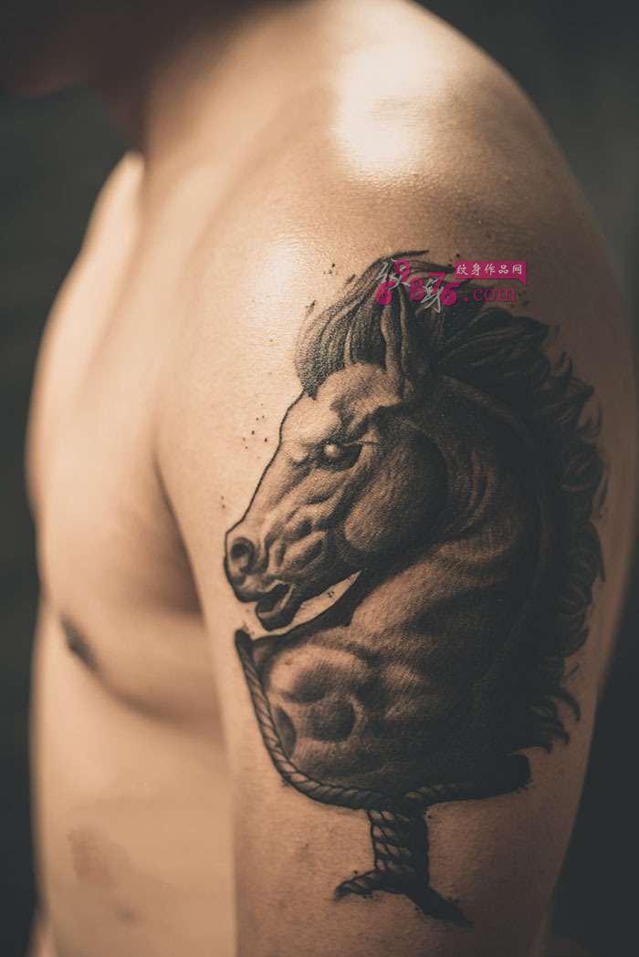 创意马雕塑大臂纹身图片