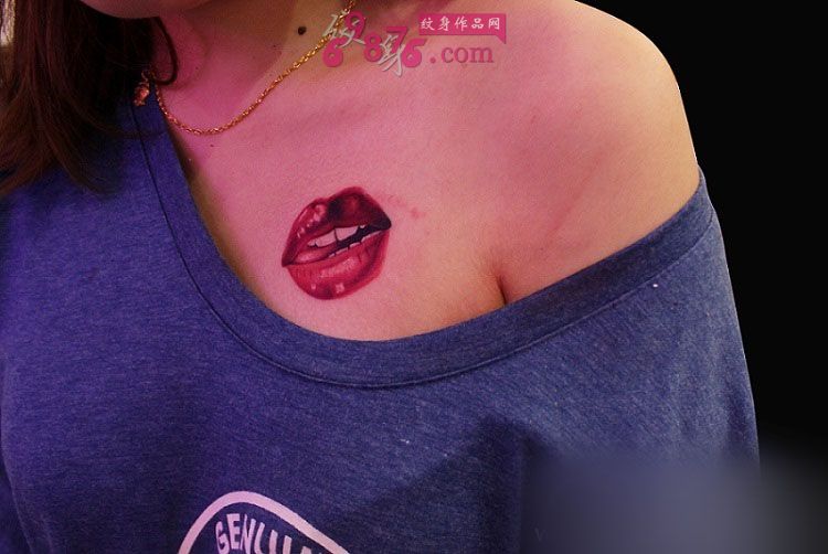 性感红唇肩部纹身图片