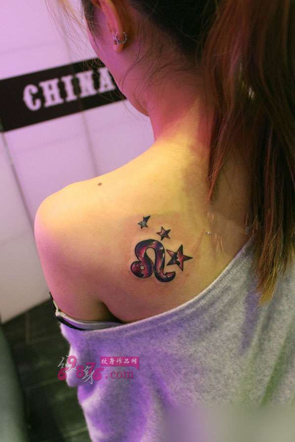 星空狮子座肩部纹身图片