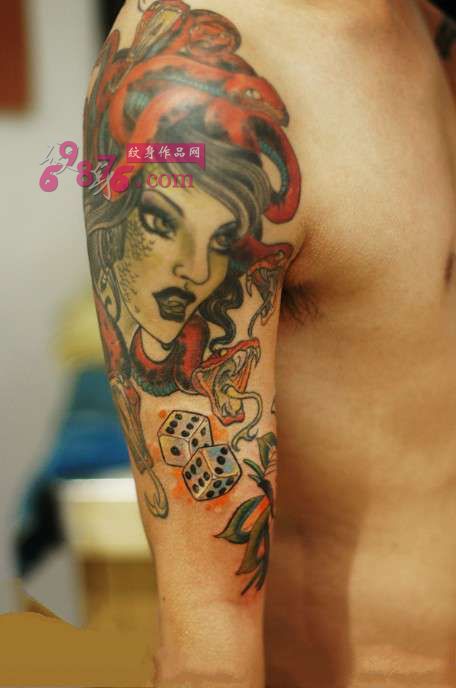 欧美美杜莎骰子手臂纹身图片