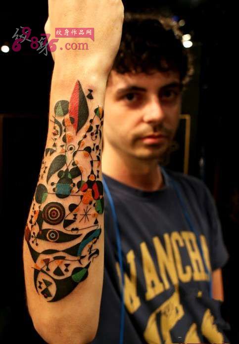 创意男生花小臂纹身图片