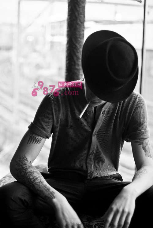 颓废男生个性花小臂纹身图片