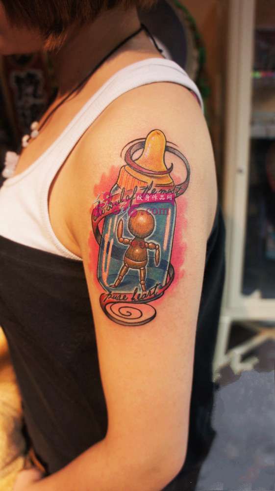 另类奶瓶人大臂纹身图片
