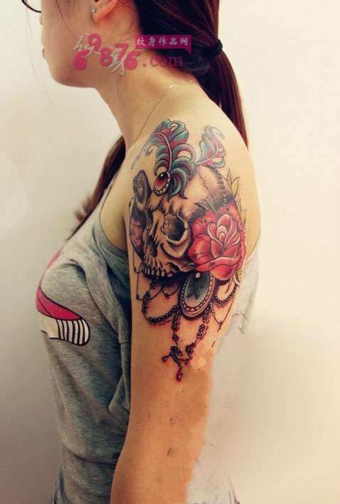 骷髅钻石女生手臂纹身图片