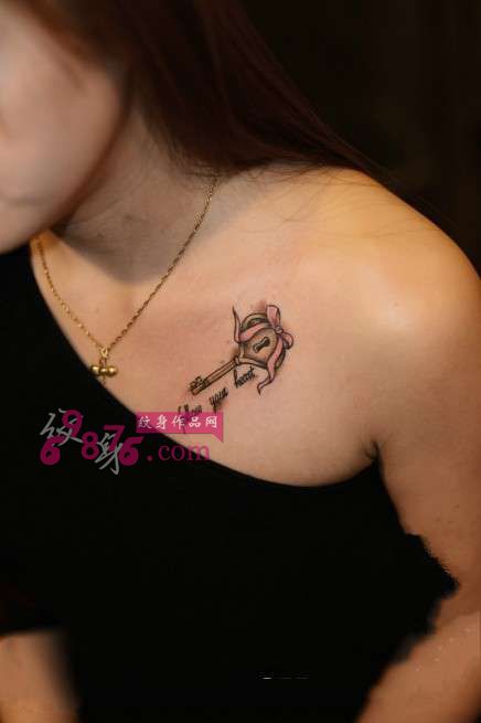 美女香肩钥匙时尚纹身图片