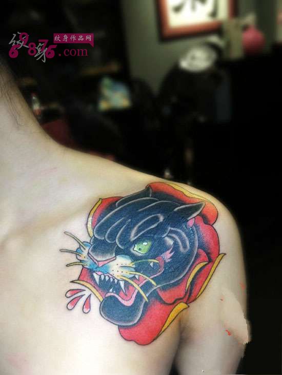 香肩霸气黑豹子纹身图片