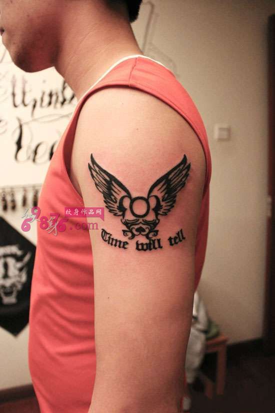 男生手臂创意熊与翅膀纹身图片