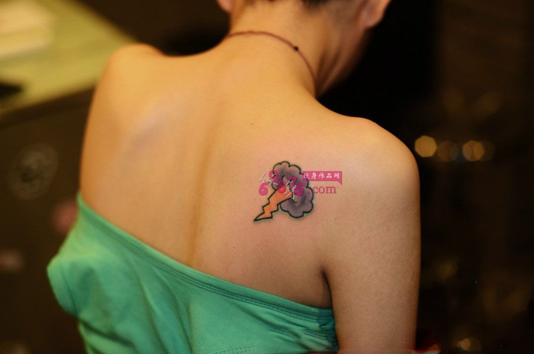 美女香肩闪电乌云纹身图片
