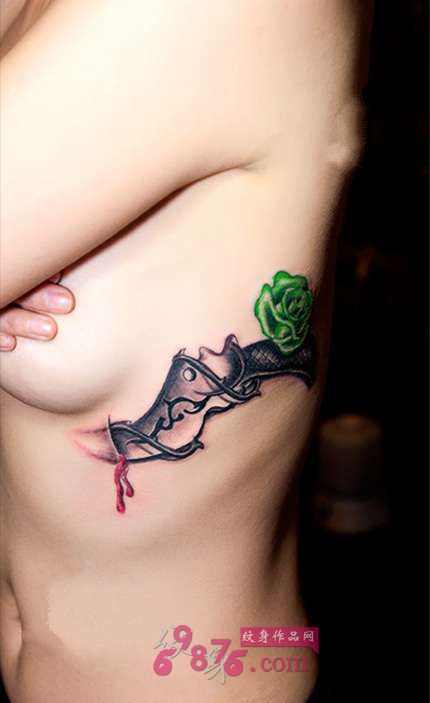 性感侧胸玫瑰刀纹身图片
